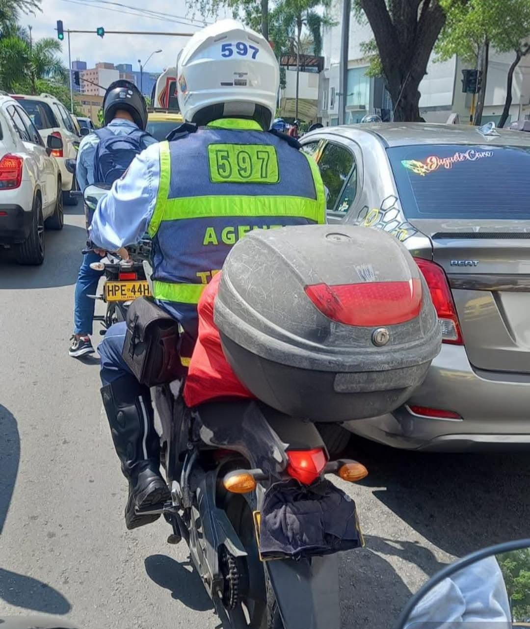 “Agente de tránsito en Cali asume responsabilidad tras polémica por placa cubierta en motocicleta”